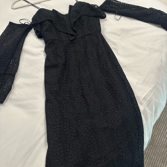 Nicholas Lace Off the Shoulder with attached sleeves and spaghetti Straps - Picture 4 of 5